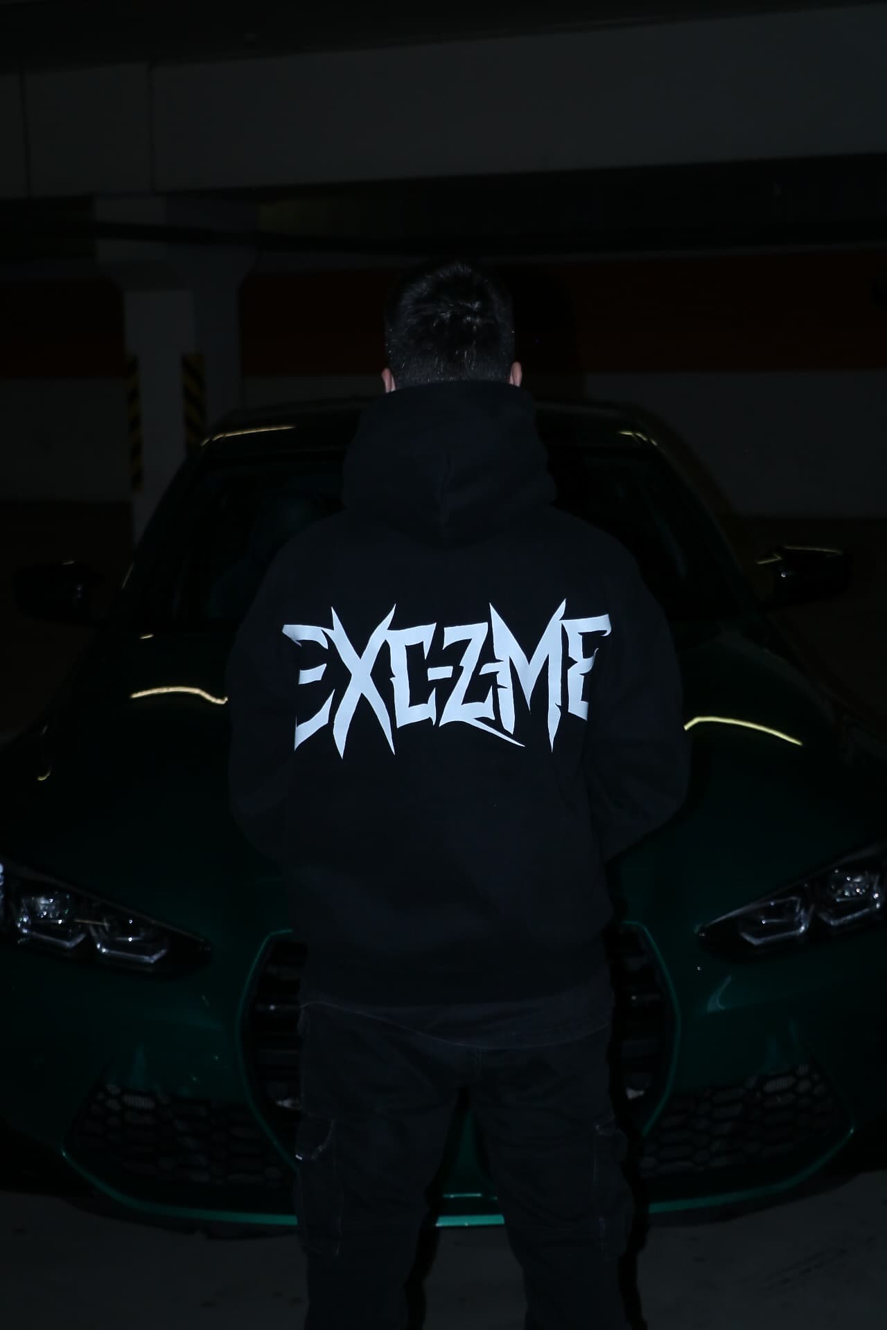 Razor Logo hoodie zozadu pri aute.